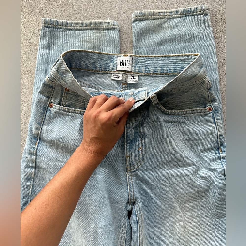 Urban Outfitters High Rise Baggy Fit Jeans • Size 24